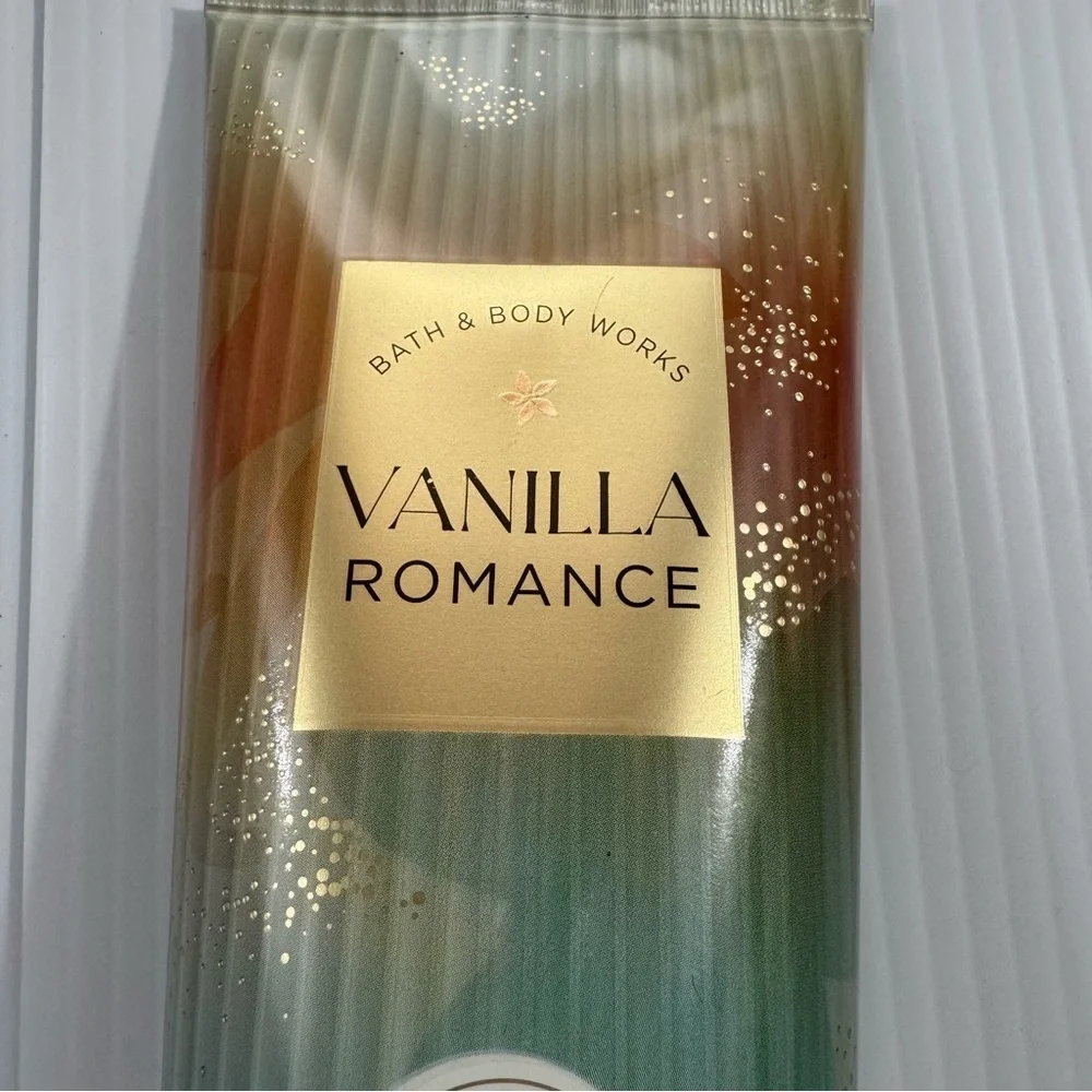 NWT Bath & Body Works Vanilla Romance Body Wash - Gold and White (10 ounces)